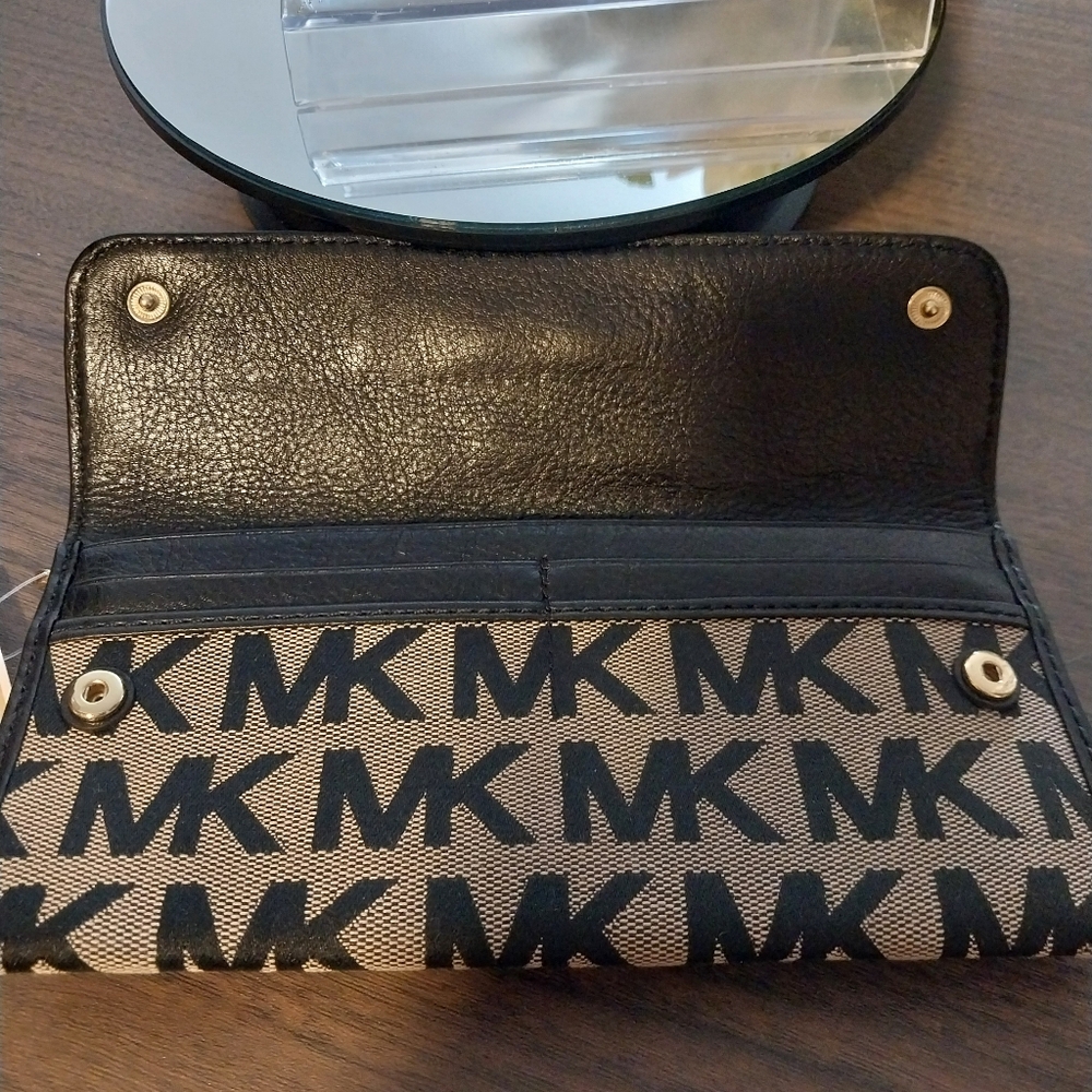 Michael Kors Wallet - Picture 4 of 6